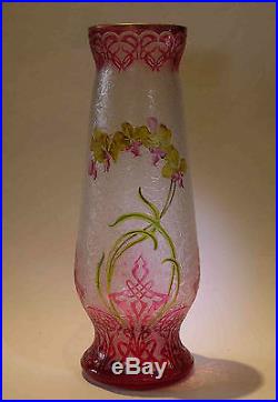 Superbe Vase Baccarat Pensées avec arabesques dégagées à l'acide sur fond givré