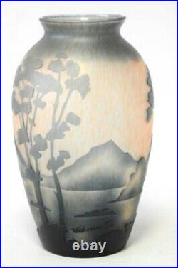 Superbe Vase Vianne En Pate De Verre dégagé à l'acide Decor Lac Et Montagne