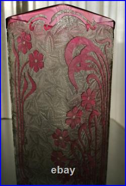 Superbe ancien vase art-nouveau Baccarat en verre dégagé à l'acide