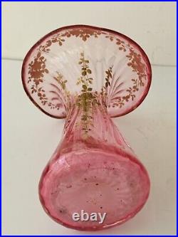 Superbe paire de vases en cristal rose à décor de fleurs en émail doré, Baccarat