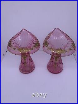 Superbe paire de vases en cristal rose à décor de fleurs en émail doré, Baccarat