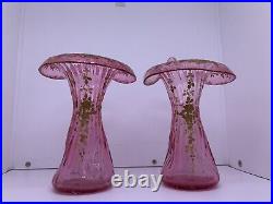 Superbe paire de vases en cristal rose à décor de fleurs en émail doré, Baccarat