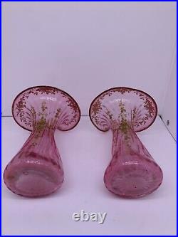 Superbe paire de vases en cristal rose à décor de fleurs en émail doré, Baccarat