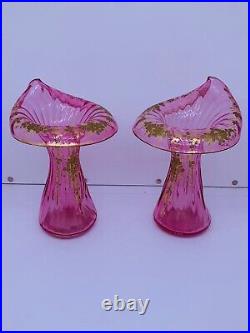 Superbe paire de vases en cristal rose à décor de fleurs en émail doré, Baccarat