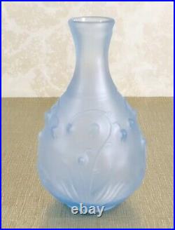 Superbe vase Muguet Art Nouveau verre pressé moulé bleu opaque. Ecole de Nancy