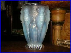 Tres Beau Vase Aux Chardon Opalescent Bleu, Verlys Epoque Art Deco 1920, 1930
