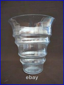 Très joli Vase coupe cristal de Baccarat de forme anneaux et évasée