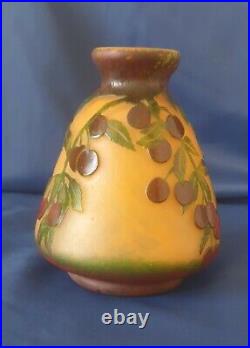 Très joli vase en verre multicouche, à décor de baie dlg Daum, Gallé