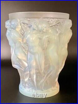 Un vase Bacchantes en verre opalescent de R. Lalique