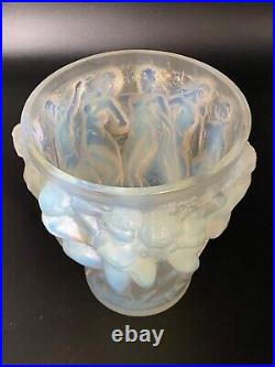 Un vase Bacchantes en verre opalescent de R. Lalique