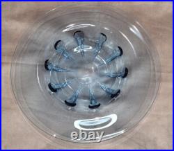 VERLYS grande coupe en verre bleu signé