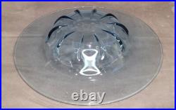 VERLYS grande coupe en verre bleu signé
