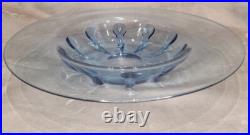 VERLYS grande coupe en verre bleu signé