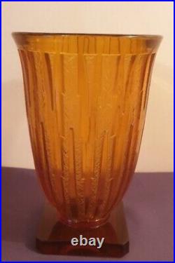 VERLYS, joli vase en verre moulé pressé or, modèle Les Lances