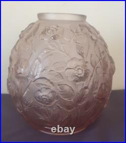 VERLYS, rare vase en verre moulé pressé couleur lilas, modèle Les Eglantines VERLYS, rare vase en verre moulé pressé couleur lilas, modèle Les Eglantines