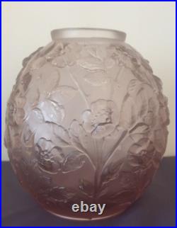 VERLYS, rare vase en verre moulé pressé couleur lilas, modèle Les Eglantines VERLYS, rare vase en verre moulé pressé couleur lilas, modèle Les Eglantines