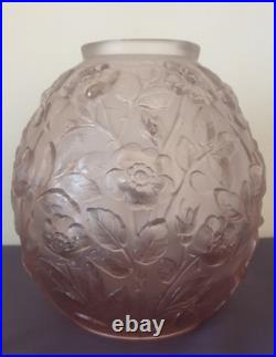 VERLYS, rare vase en verre moulé pressé couleur lilas, modèle Les Eglantines VERLYS, rare vase en verre moulé pressé couleur lilas, modèle Les Eglantines