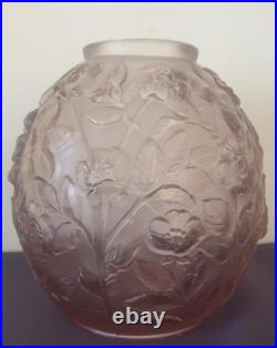 VERLYS, rare vase en verre moulé pressé couleur lilas, modèle Les Eglantines VERLYS, rare vase en verre moulé pressé couleur lilas, modèle Les Eglantines