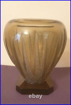 VERLYS, très joli vase en verre moulé pressé fumé, modèle Les Rayons