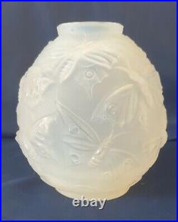 VERLYS, très joli vase en verre moulé pressé, modèle Les Papillons