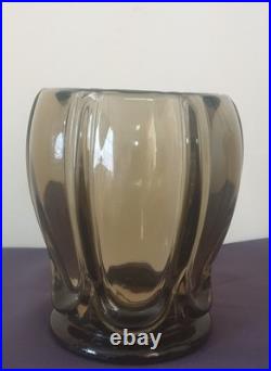 VERLYS, vase en verre moulé pressé fumé, modèle Les Godrons