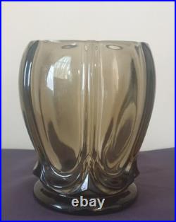 VERLYS, vase en verre moulé pressé fumé, modèle Les Godrons