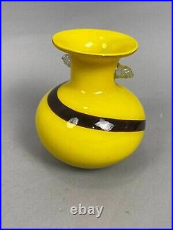 VERRERIE Vase en verre de forme boule à col évasé de couleur jaune