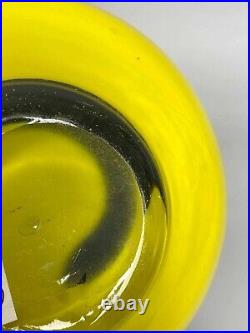 VERRERIE Vase en verre de forme boule à col évasé de couleur jaune