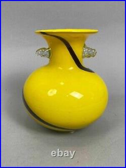 VERRERIE Vase en verre de forme boule à col évasé de couleur jaune