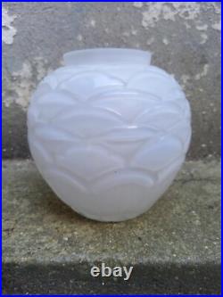 Vase ART DECO verre opalescent A. HUNEBELLE modèle PÉTALES boule Collection