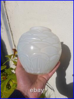 Vase ART DECO verre opalescent A. HUNEBELLE modèle PÉTALES boule Collection