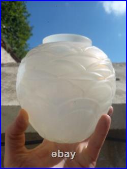 Vase ART DECO verre opalescent A. HUNEBELLE modèle PÉTALES boule Collection