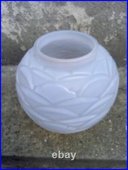 Vase ART DECO verre opalescent A. HUNEBELLE modèle PÉTALES boule Collection