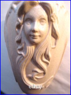 Vase Art Nouveau céramique craquelée blanc-crème, sculpté de 3 visages, LOUVIERE