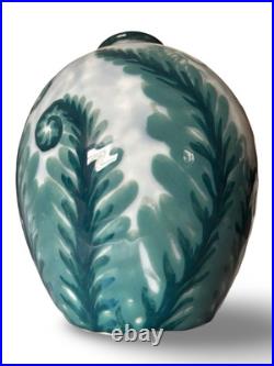 Vase Camille Tharaud modèle Fougères en porcelaine de Limoges