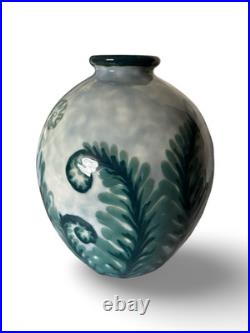 Vase Camille Tharaud modèle Fougères en porcelaine de Limoges