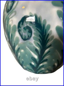 Vase Camille Tharaud modèle Fougères en porcelaine de Limoges