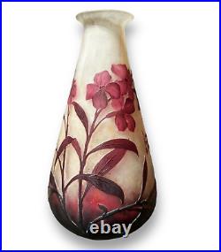 Vase Daum Nancy à motifs floraux rose