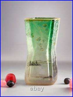 Vase Daum Nancy circa 1900 Verre sablé & camée, paysage, dégradé vert vif