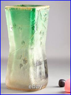 Vase Daum Nancy circa 1900 Verre sablé & camée, paysage, dégradé vert vif