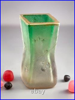 Vase Daum Nancy circa 1900 Verre sablé & camée, paysage, dégradé vert vif