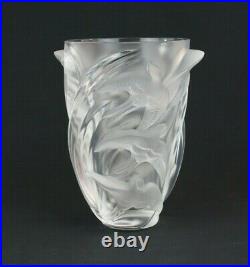 Vase En Cristal Par Lalique Modèle Martinets