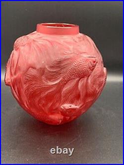 Vase Formose de R. Lalique en verre rouge