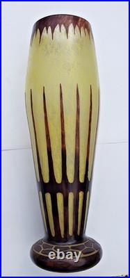 Vase Le Verre Français modèle géométrique du début, signature au berlingot