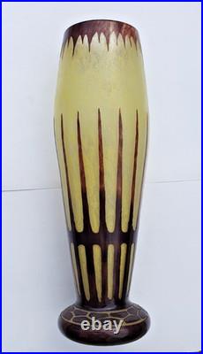 Vase Le Verre Français modèle géométrique du début, signature au berlingot