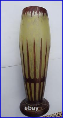 Vase Le Verre Français modèle géométrique du début, signature au berlingot