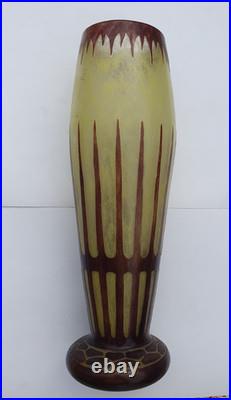 Vase Le Verre Français modèle géométrique du début, signature au berlingot