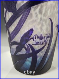 Vase Muller Frères Lunéville Iris violets Verre camé dégagé à l'acide 24 cm