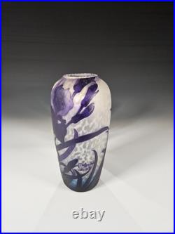 Vase Muller Frères Lunéville Iris violets Verre camé dégagé à l'acide 24 cm