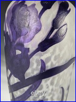 Vase Muller Frères Lunéville Iris violets Verre camé dégagé à l'acide 24 cm